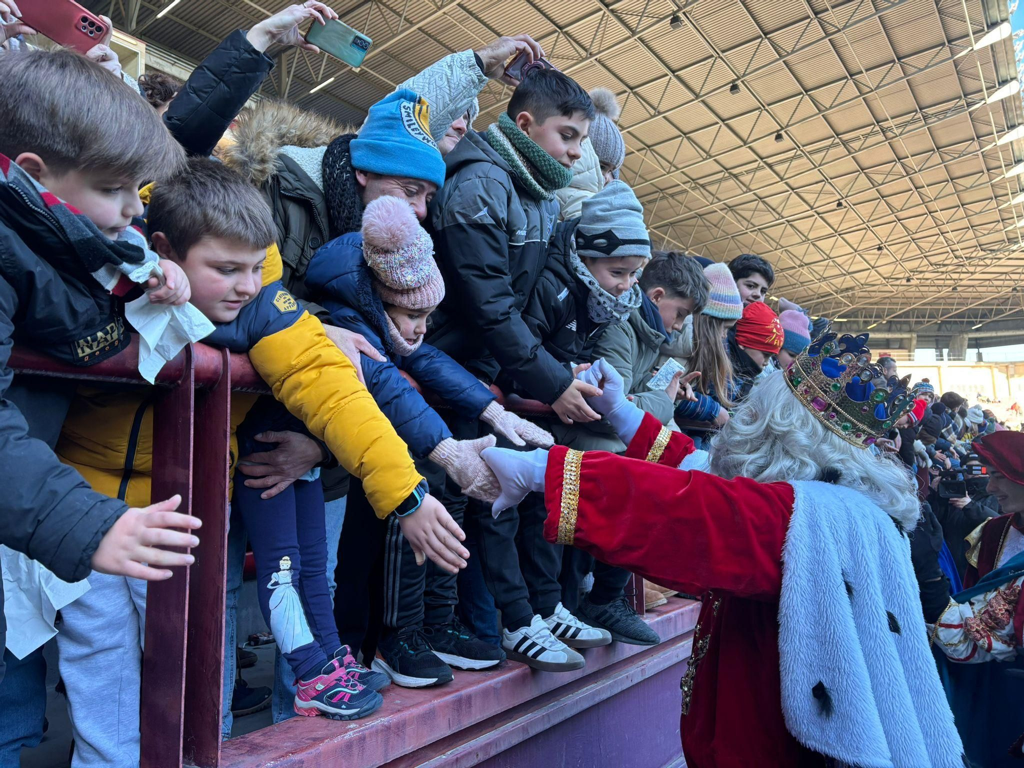Los Reyes Magos ya están en Logroño: así ha sido el aterrizaje en helicóptero en Las Gaunas