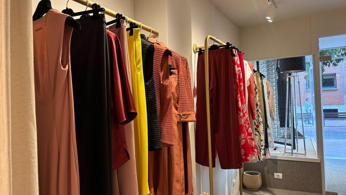 Vestidos y trajes expuestos en la tienda
