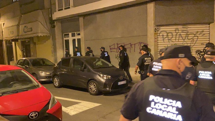 La Policía Local de Santa Cruz de Tenerife levanta más de 200 actas por no llevar mascarilla o hacer botellón