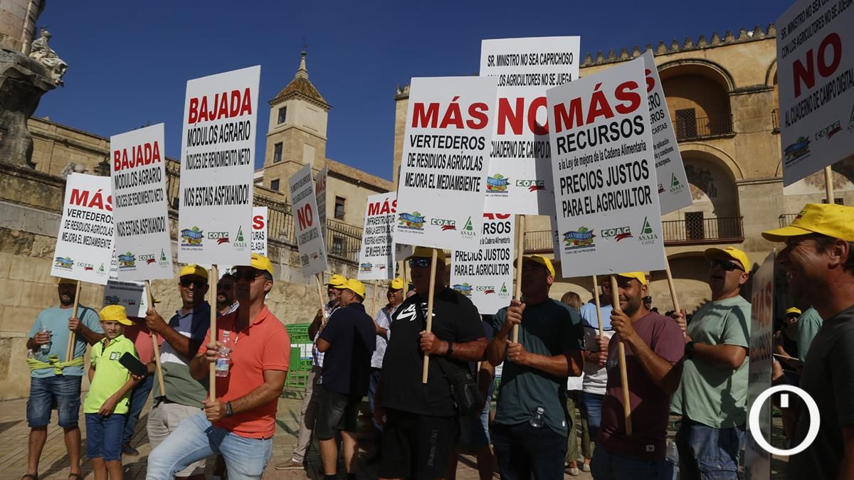 Concentración del sector agrario ante los ministros de la Unión Europea en la Puerta del Puente