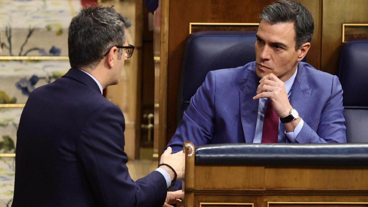 El ministro de la Presidencia, Félix Bolaños (i), y el presidente del Gobierno, Pedro Sánchez.