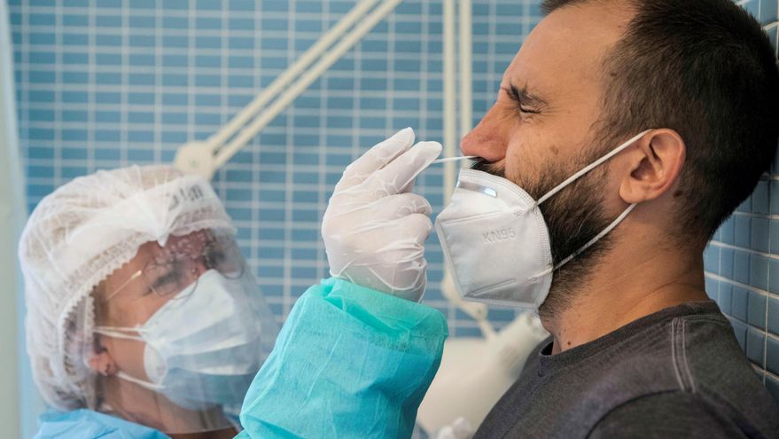 Personal sanitario realiza pruebas PCR. EFE/Marcial Guillén/Archivo