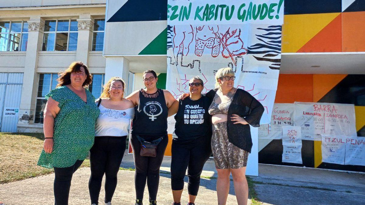 Olaia, Nahia, Mijo, Magda y Violen en las primeras jornadas contra la gordofobia de Euskadi