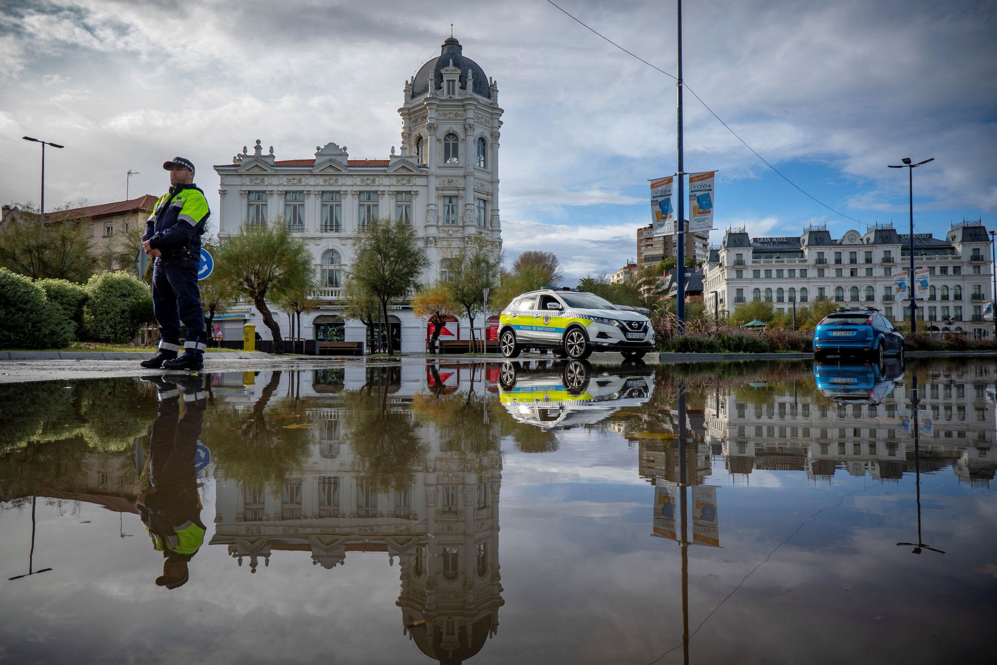 La Policía Local de Santander ha intentado desviar el tráfico por las inundaciones. 