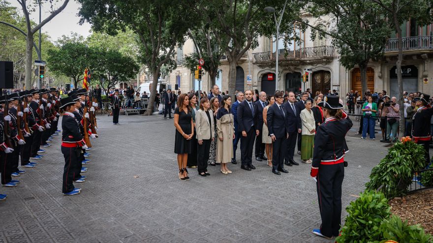 La defensa del catalán marca el inicio de la Diada en las ofrendas a Rafael Casanova