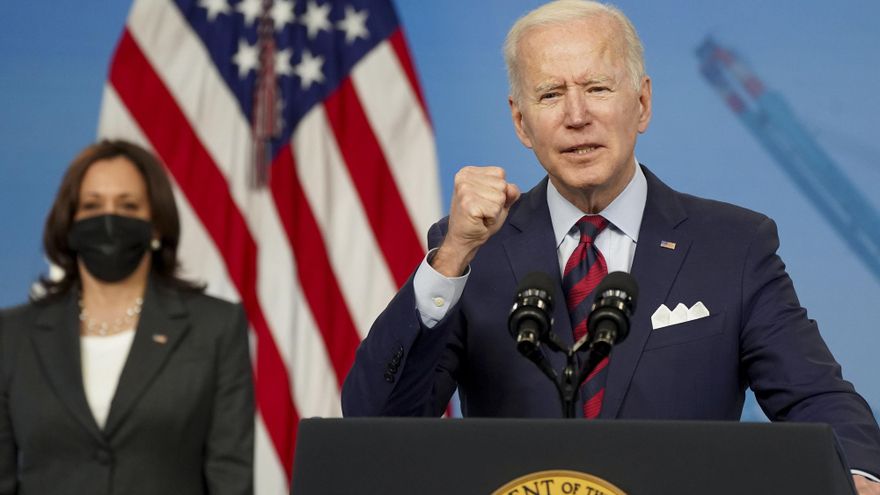 Biden con más de 50 % de aprobación, pero flaquea en frontera e inmigración