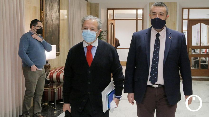 El presidente de Urbanismo, Salvador Fuentes, y el concejal de Vox, Rafael Saco