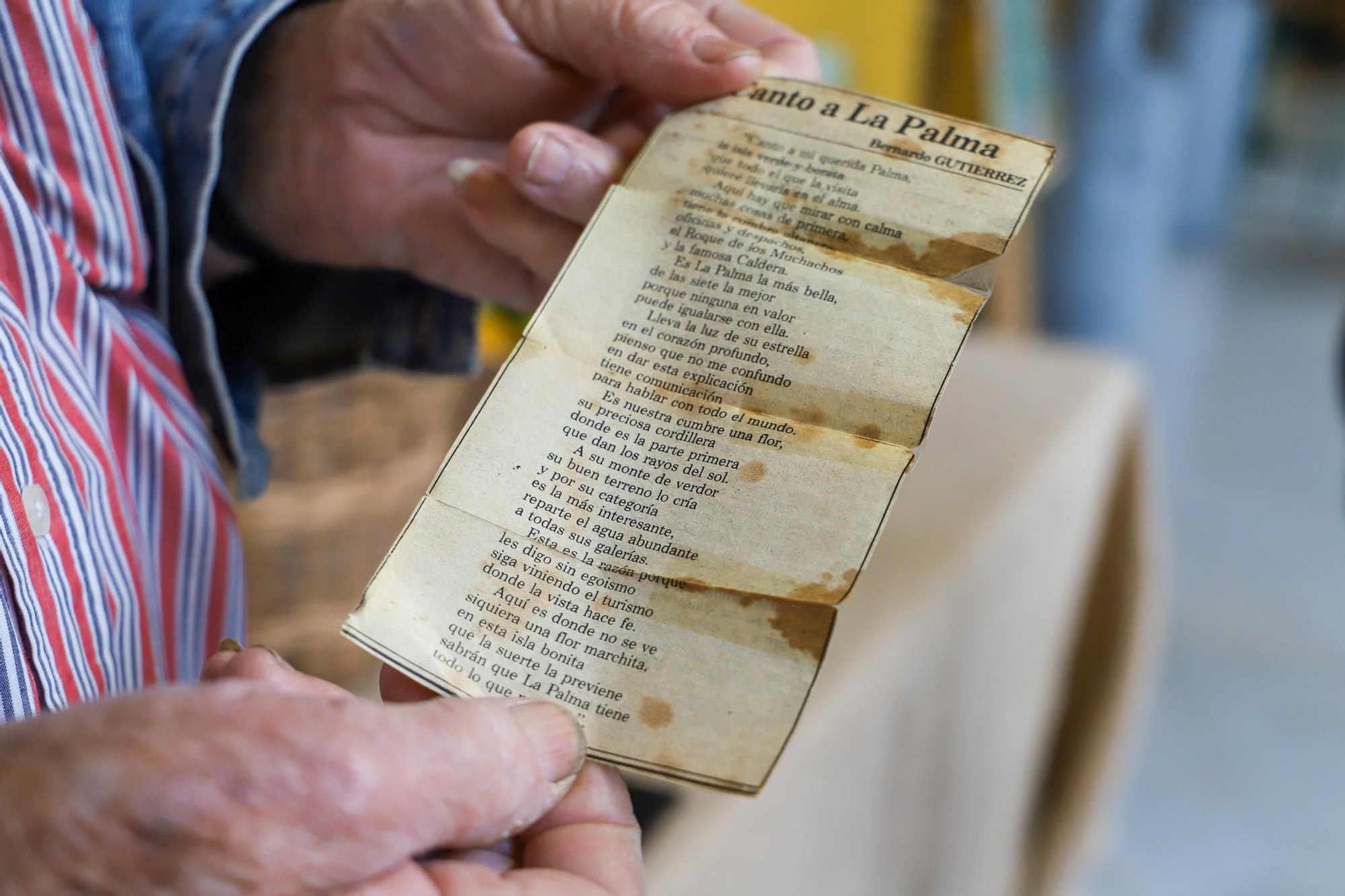 La hemeroteca oral de La Palma, en forma de décimas, está en peligro de desaparecer si no se toman medidas para preservarla, como las que está llevando a cabo la antropóloga local Alexandra García, quien se ha propuesto recopilar todos los poemas posibles antes de que el tiempo los borre de la memoria colectiva. EFE / Luis G Morera