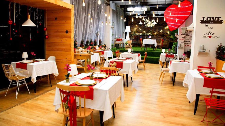 Cuatro descubre a cámara rápida cómo se construyó el restaurante de 'First Dates'