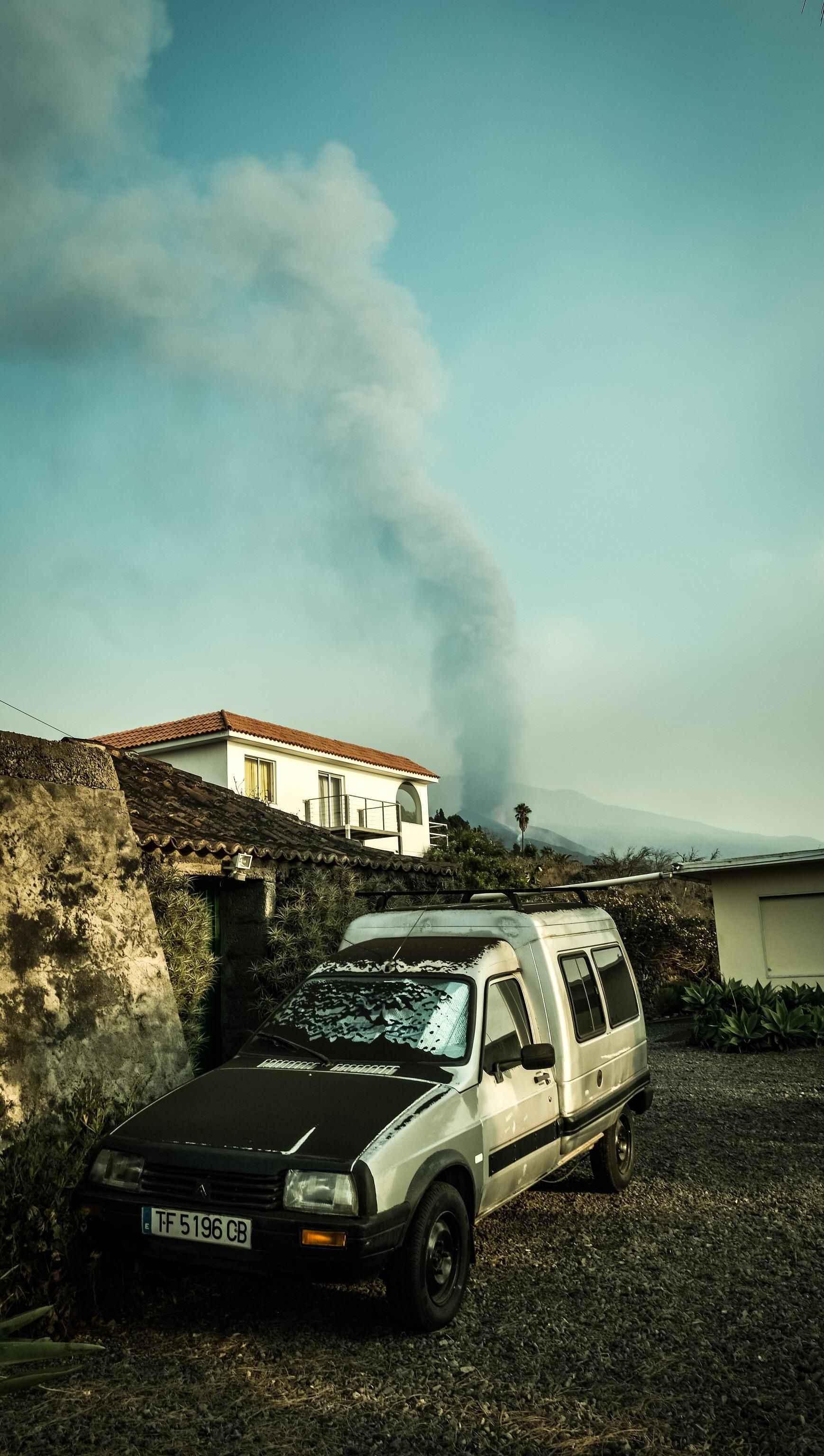 Cenizas sobre un vehículo este lunes en La Palma. / FOTO: ANKOR RAMOS