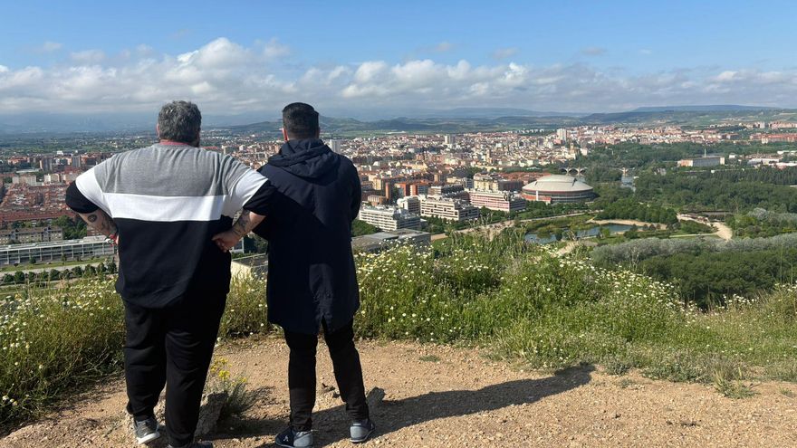 López Araquistáin y el presidente de Rioxa Nostra contemplan Logroño desde el Monte Cantabria