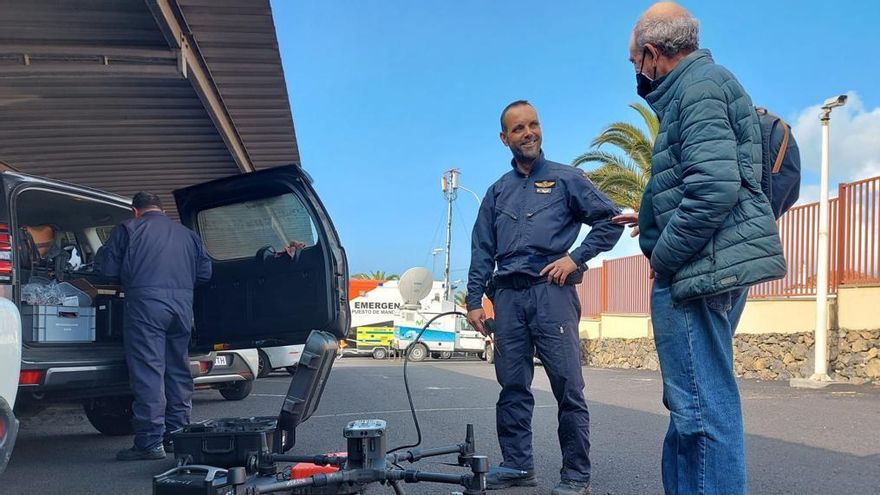 El periodista Ángel Tristán, en su última visita a La Palma, junto con el equipo que monitorizado el vuelo de drones sobre la erupción volcánica en Cumbre Vieja