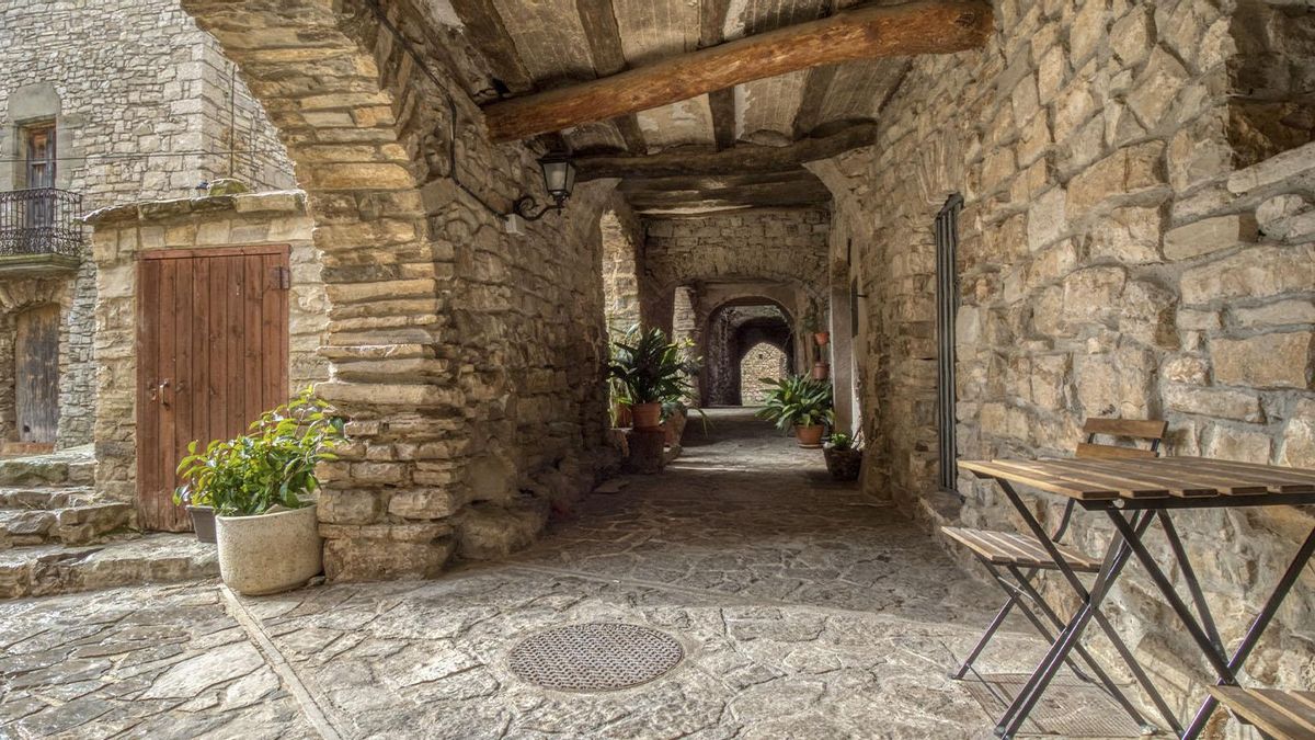 Montfalcó Murallat es una de las villas medievales mejor conservadas de Catalunya.