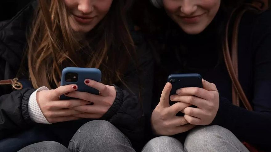 Haber nacido en la era digital no es suficiente: por qué los adolescentes se 'tragan' los bulos de las redes
