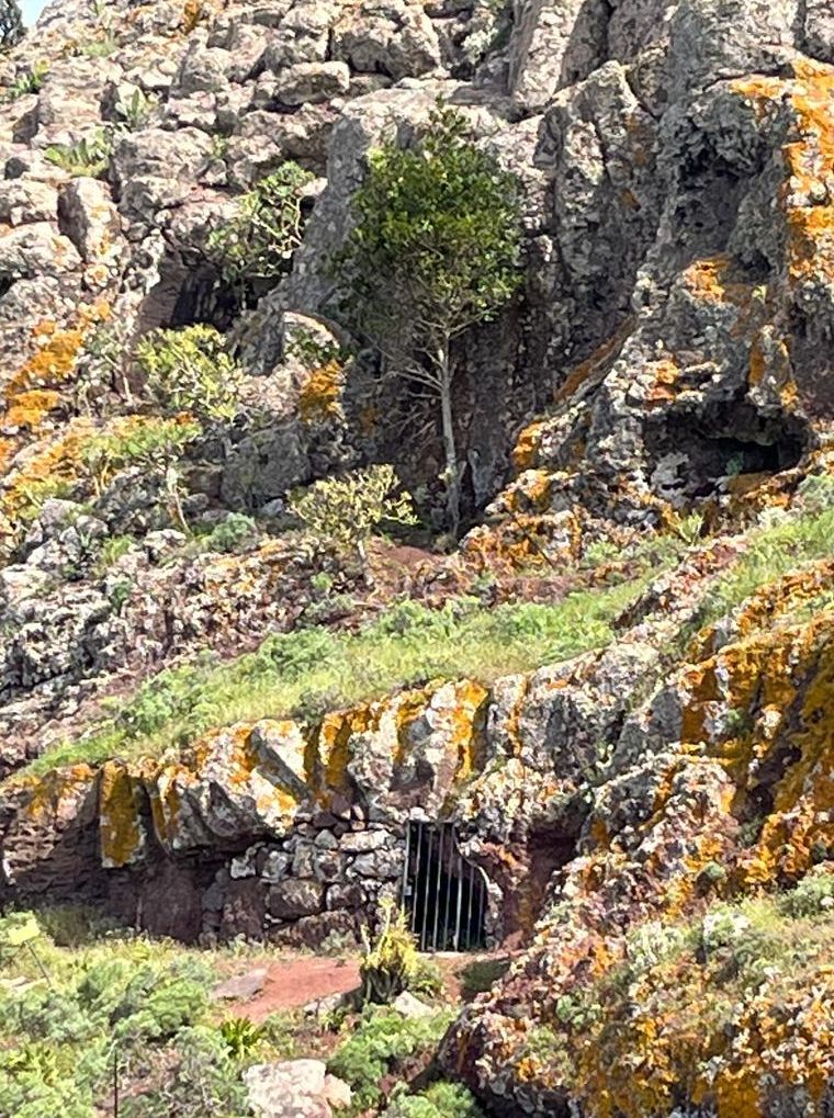 Cueva en la que se custodian las cajas mortuorias de Teno Alto, en la parte inferior de la imagen