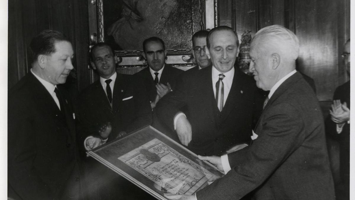 Camilo Alonso Vega, en 1962, recibiendo el título de "padre de la provincia" de Álava