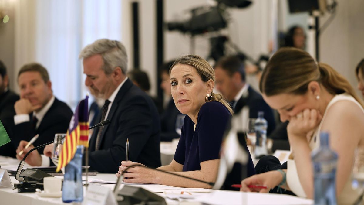 La presidenta de Extremadura, María Guardiola (2d), junto al presidente de Aragón, Jorge Azcón, durante una Conferencia de Presidentes celebrada en junio de 2025.