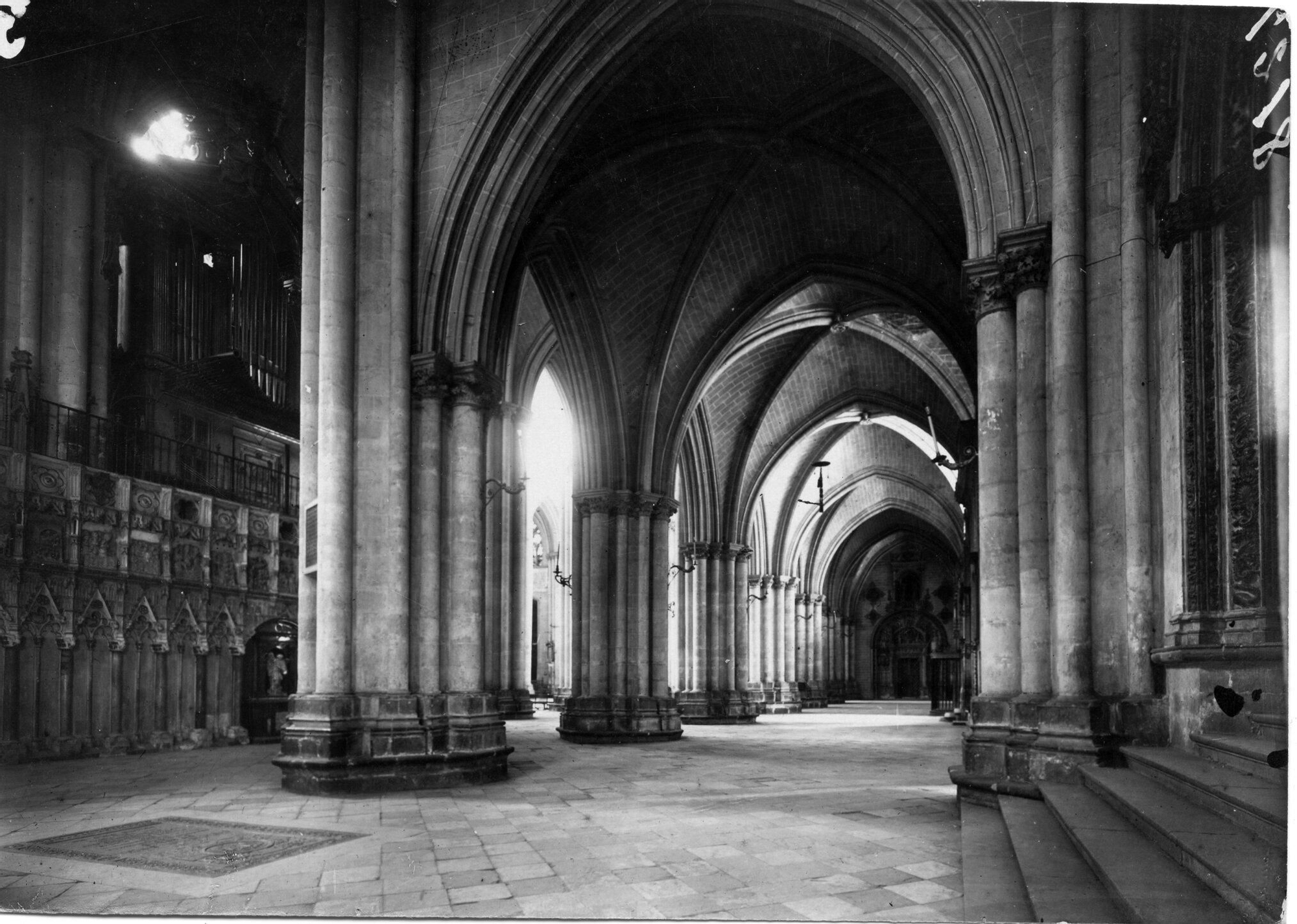 Interior de la Catedral de Toledo. Años 60.