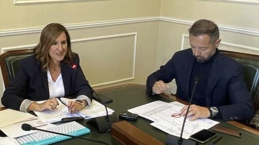 La alcaldesa de València, María José Catalá, junto al portavoz de Vox, Juan Manuel Badenas.