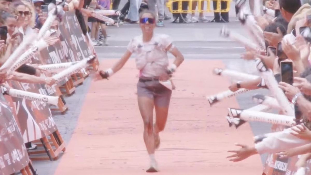 Blanine L’Hironde, este sábado, llegando a la meta de la Ultramaratón de la Transvulcania Adidas 2026.