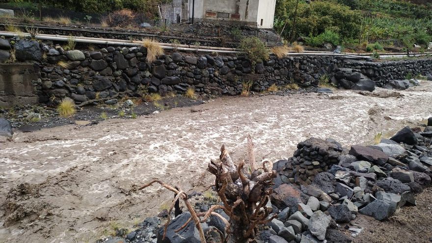 Barranco de Las Angustias, este viernes, con caudal.