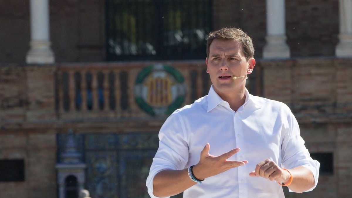 Rivera exige a Sánchez que "ponga orden" en Cataluña, donde "los radicales campan a sus anchas"