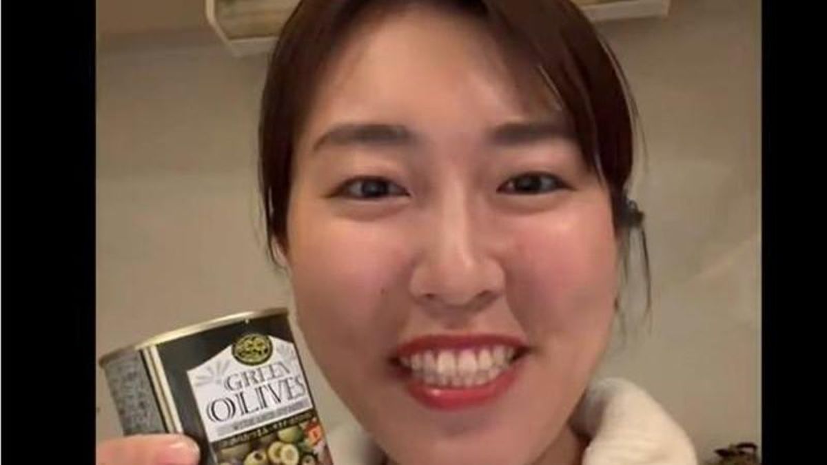 La activista japonesa Minako Saigo muestra su apoyo a la posición internacional de España