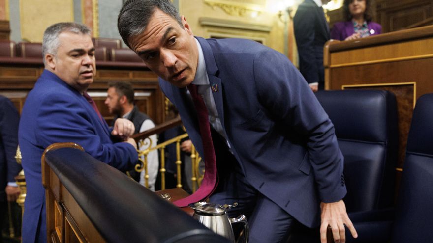 Archivo - El secretario de organización del PSOE, Santos Cerdán (i) y el presidente del Gobierno, Pedro Sánchez (d), a su llegada a una sesión plenaria en el Congreso de los Diputados, a 19 de abril de 2023, en Madrid (España).