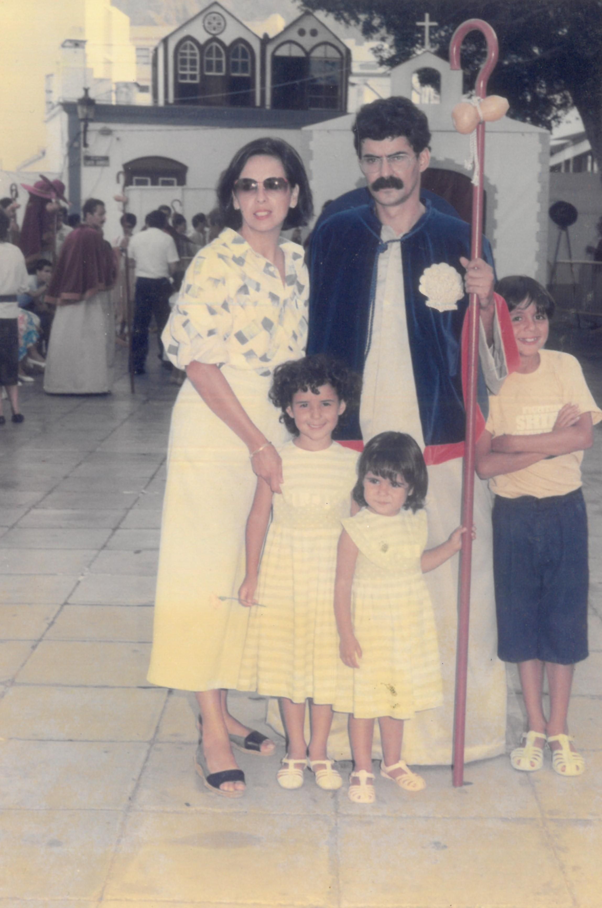 María Teresa Calero, Francisco Castro, Javier, Paula y Marta Castro Calero, 24 de julio de 1985, plaza de Santo Domingo | Foto: Diego Robles Ortega