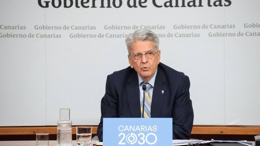 El consejero de Administraciones Públicas, Justicia y Seguridad y portavoz del Gobierno de Canarias, Julio Pérez, comparece en la rueda de prensa posterior al Consejo de Gobierno