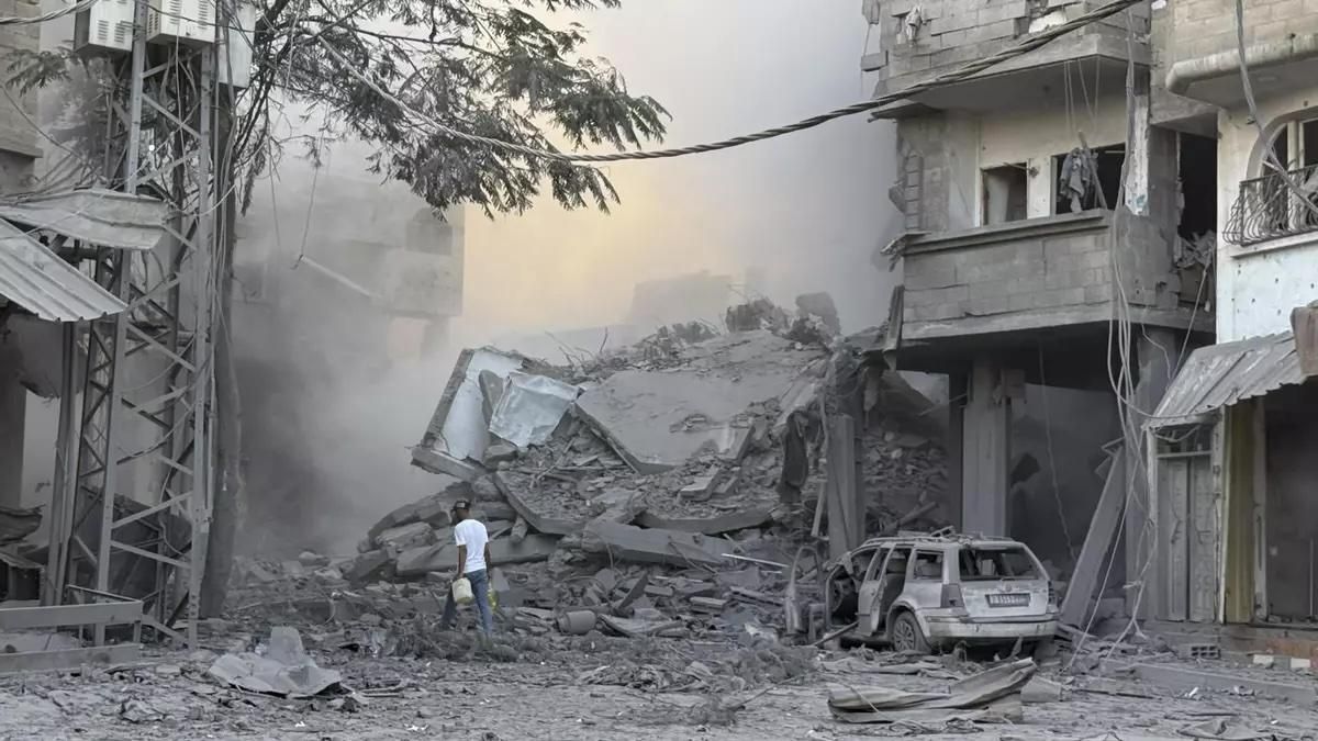 Un hombre camina por los escombros tras uno de los ataques lanzados por Israel en Gaza. EFE/Str