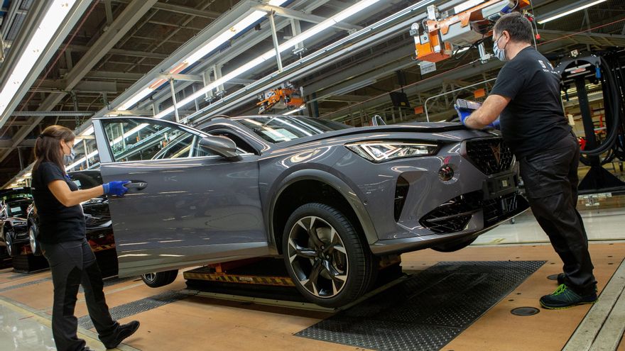 La producción industrial descendió un 6,1 % en octubre con respecto al mismo mes de 2019, una caída que ahonda el 0,6 % de septiembre y supone encadenar diez meses consecutivos a la baja. EFE/Enric Fontcuberta/Archivo