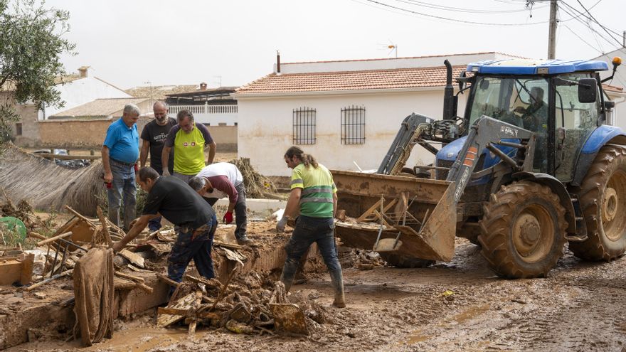 Archivo - Varias personas recogen objetos de una vivienda inundada, a 4 de septiembre de 2023, en Buenache de Alarcón, Cuenca, Castilla La-Mancha (España).