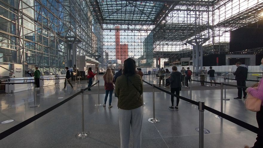 Centro de vacunación en el Javits.
