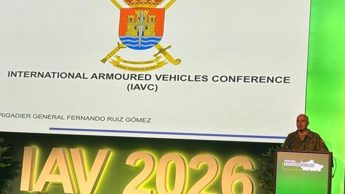 El general Ruiz de la BRI X expone las capacidades acorazadas españolas en Reino Unido