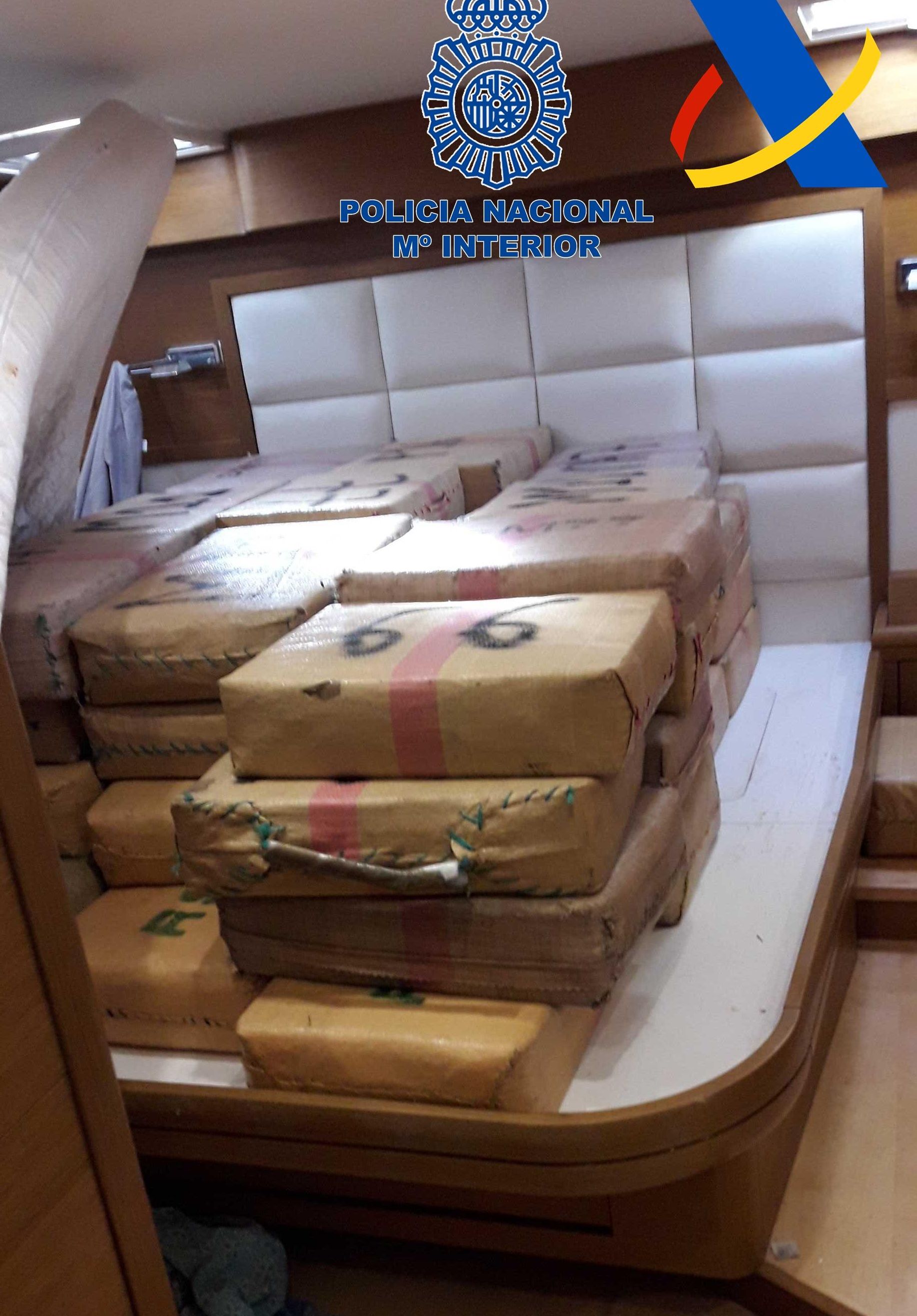 Interior de uno de los narcoveleros, con la droga apilada dentro