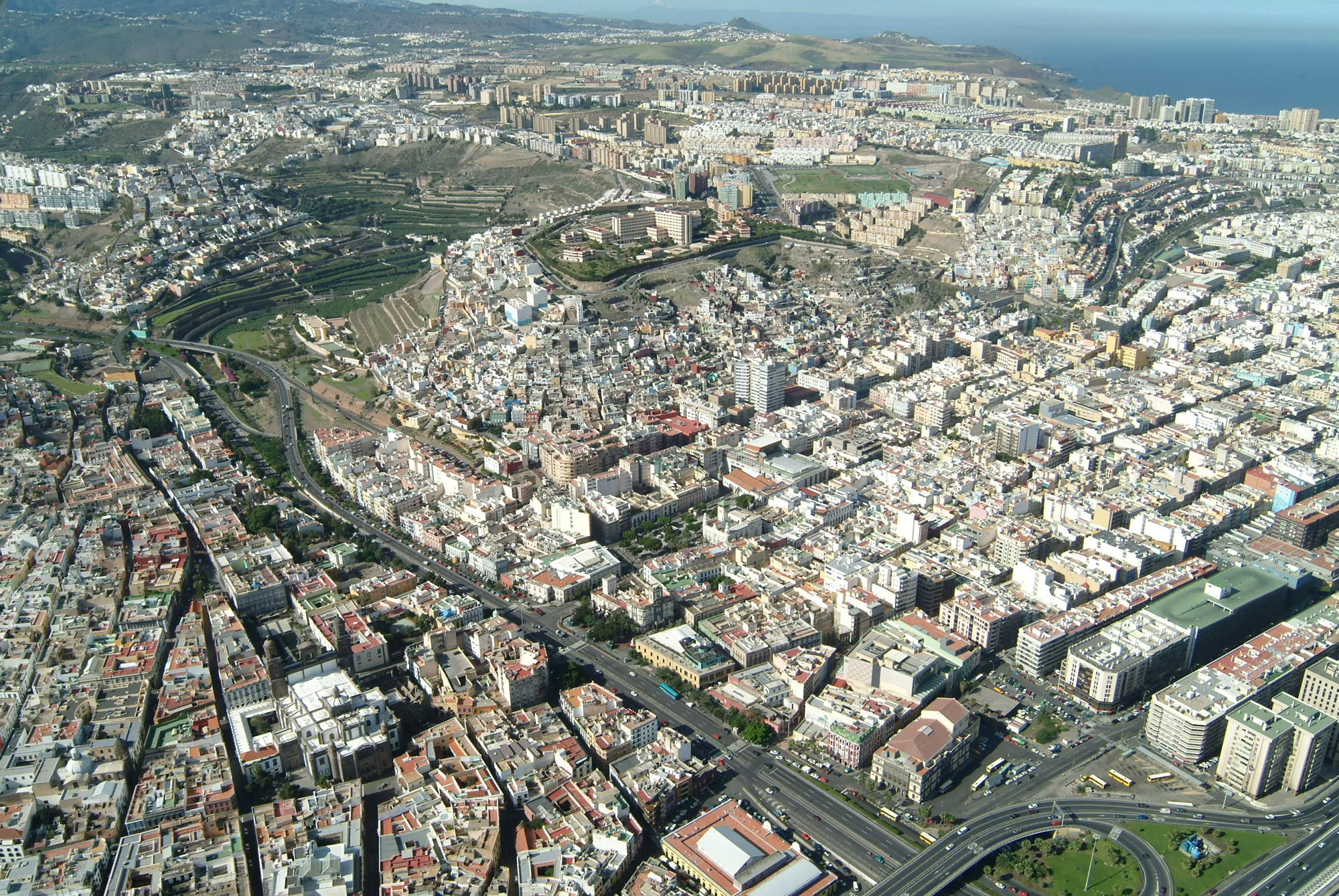 Vista de Las Palmas de Gran Canaria, con el barranco Guiniguada atravesándola.