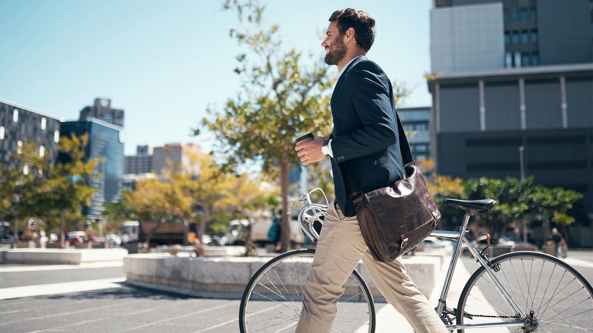 Desconecta de las pantallas y camina más: el doble camino que hace crecer tu dinero y tu salud