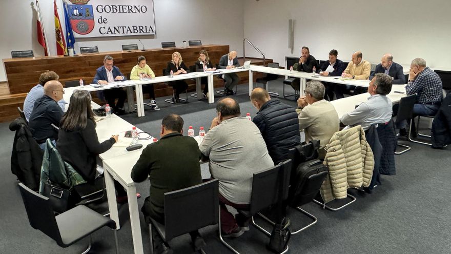 La consejera de Desarrollo Rural, Ganadería, Pesca y Alimentación, María Jesús Susinos, se reúne con el sector primario para presentarles las líneas principales del presupuesto para 2026