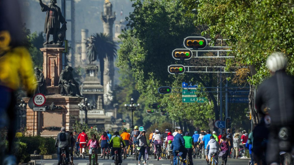 El Paseo de la Reforma, en Ciudad de México, se transforma en una suerte de fiesta atlética espontánea, donde miles de personas corren, pedalean o simplemente pasean sin la presión del tráfico.