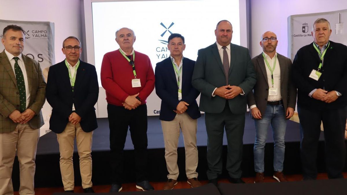 Imagen de la reunión entre el consejero de Agricultura y las OPAS. JCCM