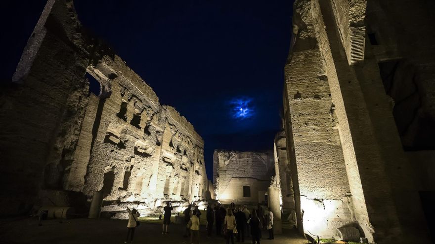 Visitantes observan el exterior de las Termas de Caracalla en Roma (Italia), en una fotografía de archivo. EFE/ANGELO CARCONI