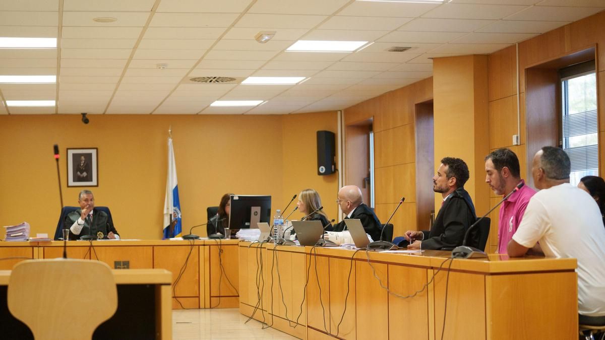 El acusado de matar al hermano de su expareja en Tenerife niega los hechos y cuestiona el relato de las acusaciones