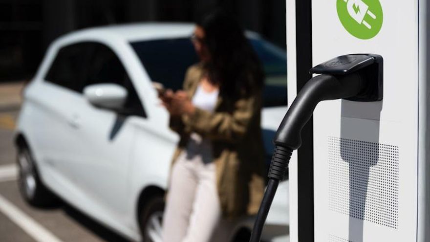 El Gobierno alerta de una nueva estafa a través de códigos QR en las estaciones de recarga para vehículos eléctricos