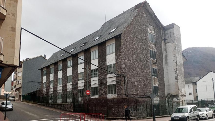 El antiguo ambulatorio de Villablino se cae a pedazos ante la pasividad de la Seguridad Social y el Ayuntamiento