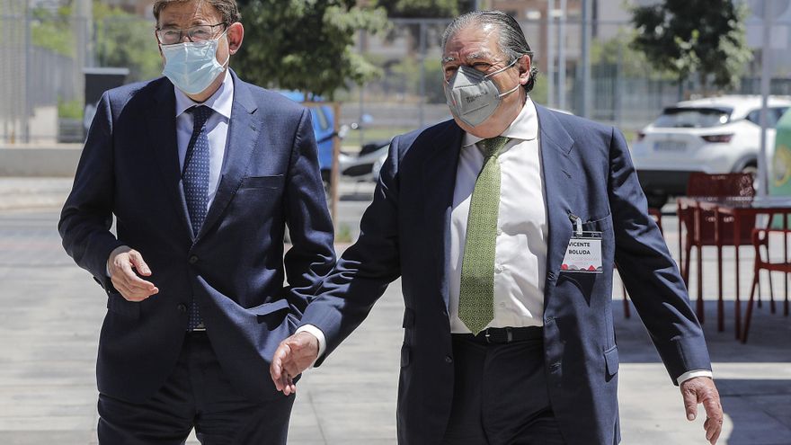 El president de la Generalitat, Ximo Puig (i) y el presidente de AVE, Vicente Boluda (d), a su llegada a la Asamblea General de la Asociación Valenciana de Empresarios (AVE)