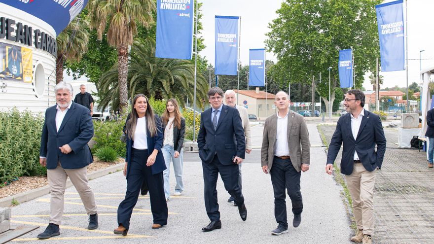 El expresidente de la Generalitat de Catalunya y candidato de Junts a las elecciones catalanas, Carles Puigdemont (3i); el secretario general de Junts per Catalunya, Jordi Turull (2d); el presidente de Junts en el Parlament, Albert Batet (1i), y la portav