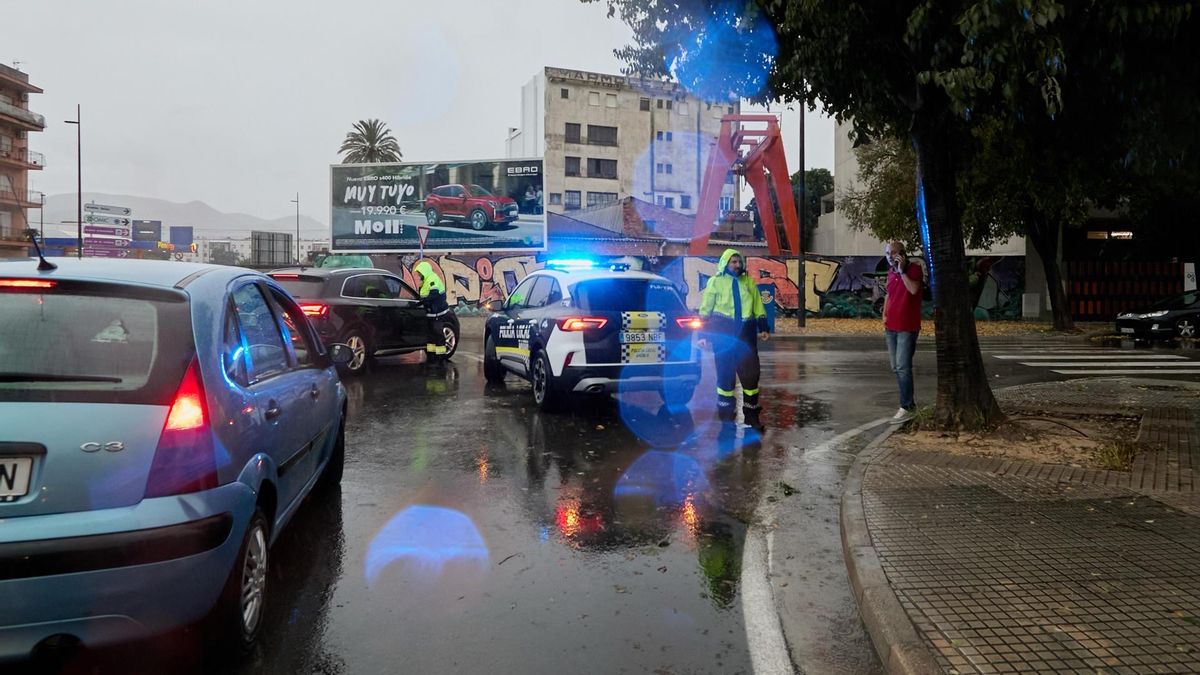 La Policía Local corta accesos a zonas susceptibles de inundarse por el temporal de lluvias intensas en Gandía este lunes.