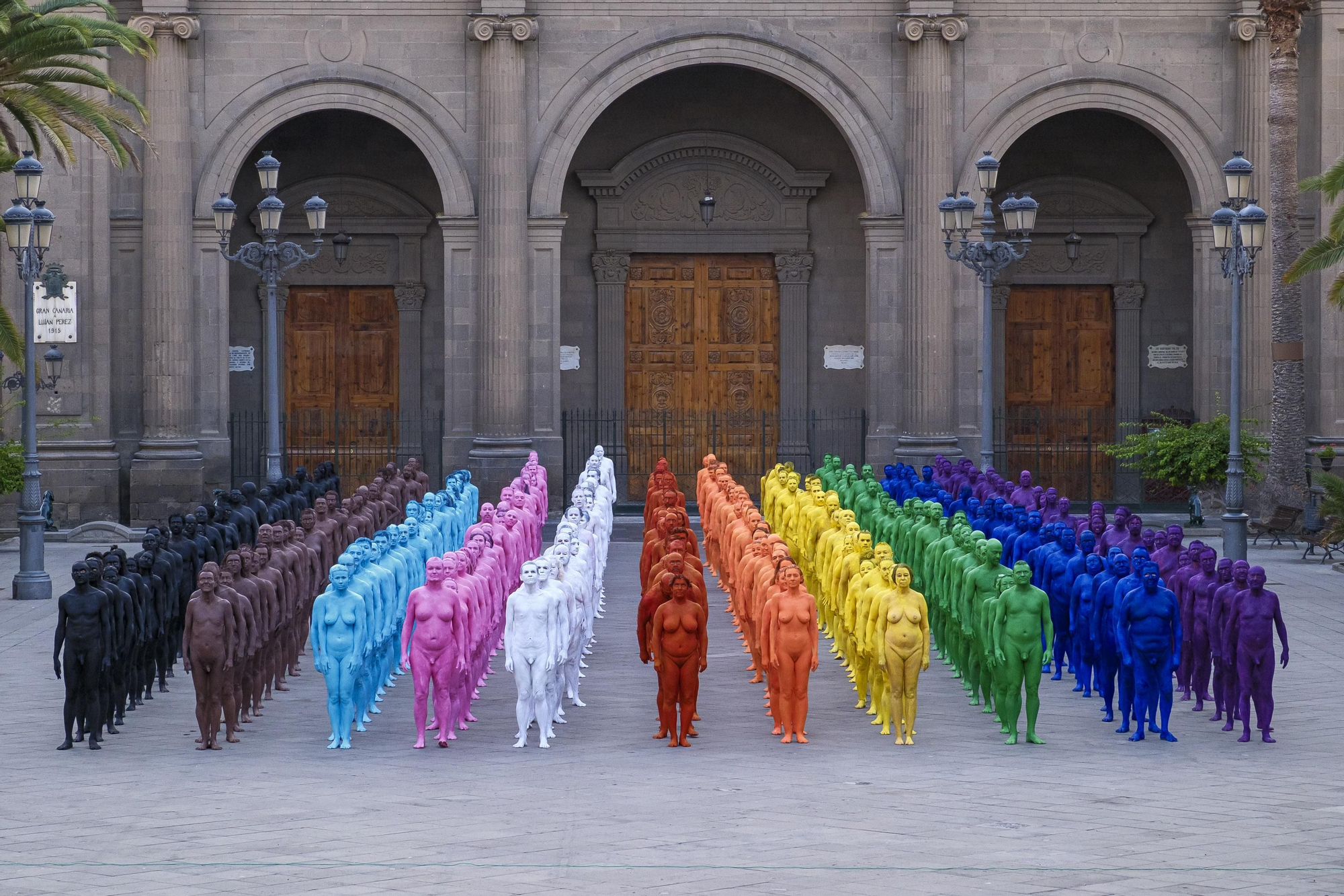 El artista neoyorquino Spencer Tunick rinde homenaje a la comunidad LGTBI en el centro histórico de Las Palmas de Gran Canaria con la instalación 'Gran Spectrum', en la que plasmó los colores de la bandera arcoiris en uno de sus clásicos desnudos colectivos.