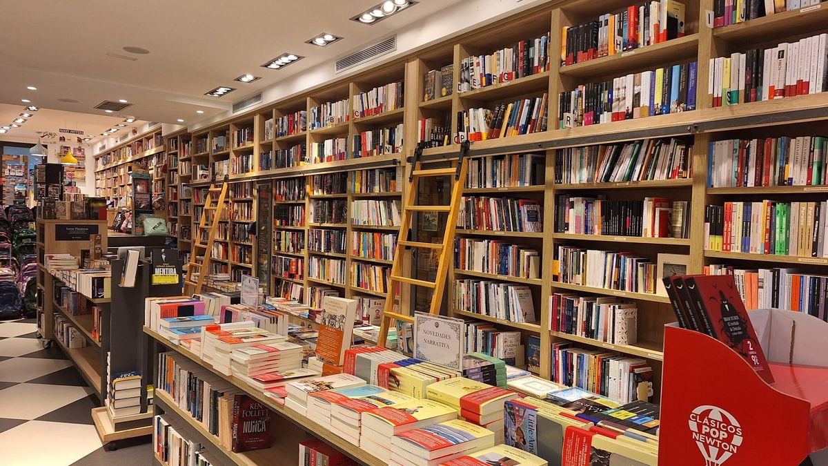 Interior de la librería Hijos de Santiago Rodríguez, en Burgos.